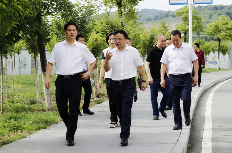 畢節(jié)市市委副書記、市長張集智一行到 畢節(jié)工業(yè)職業(yè)技術(shù)學(xué)院調(diào)研