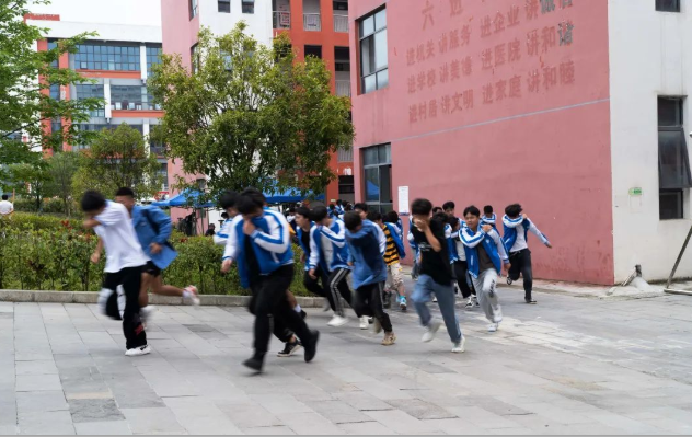 畢節(jié)工業(yè)職業(yè)技術(shù)學(xué)院舉行安全疏散演練、滅火演練及消防科普活動