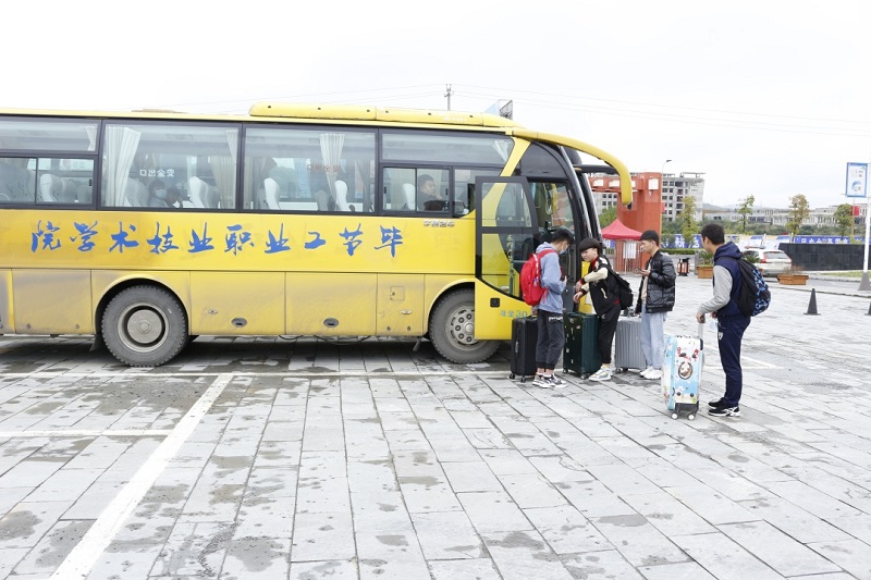扶上馬、送一程，畢節(jié)工業(yè)職業(yè)技術(shù)學(xué)院赴企業(yè)送學(xué)生到崗實(shí)習(xí)